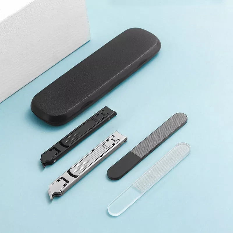 "Vikbar nagelklippare i rostfritt stål med silver och svart finish, ergonomiskt halkfritt grepp och dubbelhövdad design."
