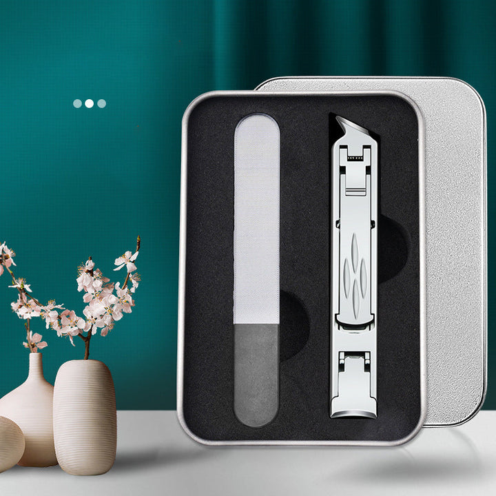 "Vikbar nagelklippare i rostfritt stål med silver och svart finish, ergonomiskt halkfritt grepp och dubbelhövdad design."