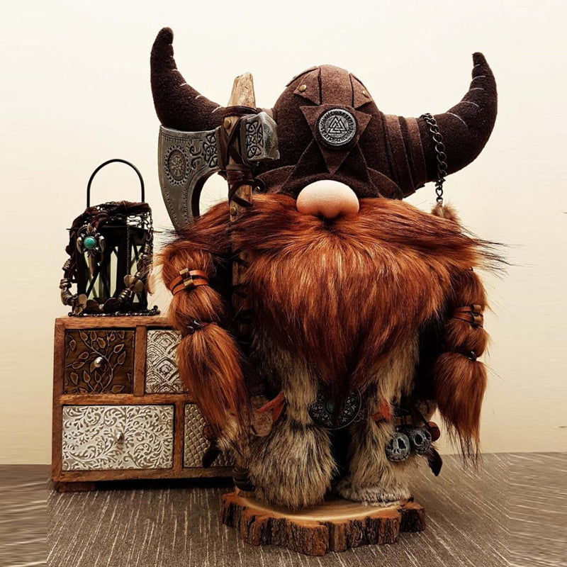 "Vikinga gnome krigare med ingefärsskägg och hornhjälm som dekoration i trädgård. Unique viking-style figurine."