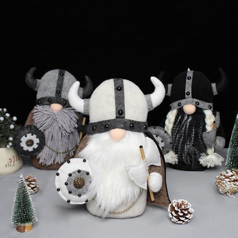 "Vikinga gnome krigare med ingefärsskägg och hornhjälm som dekoration i trädgård. Unique viking-style figurine."