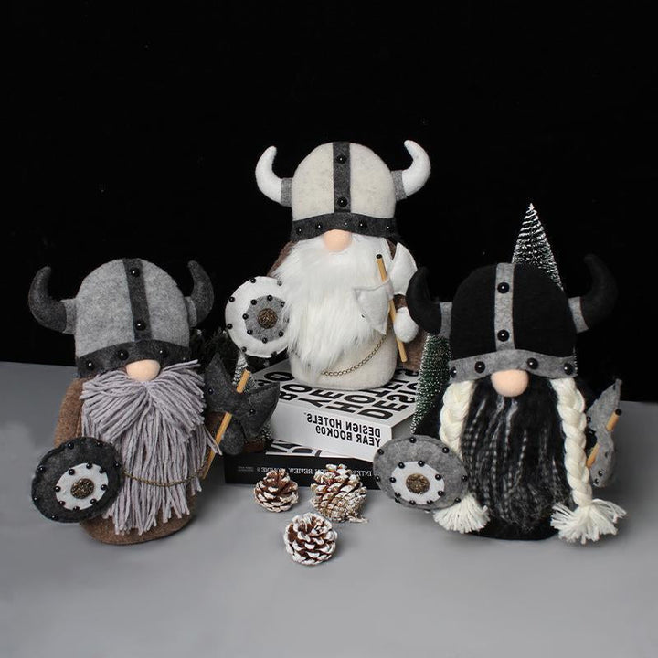 "Vikinga gnome krigare med ingefärsskägg och hornhjälm som dekoration i trädgård. Unique viking-style figurine."