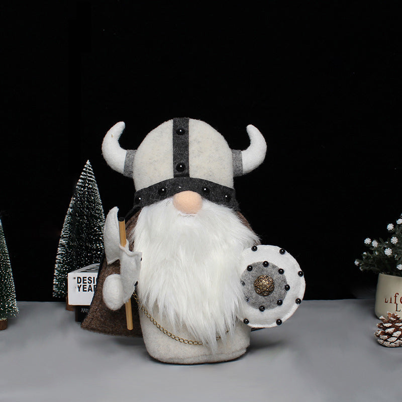 "Vikinga gnome krigare med ingefärsskägg och hornhjälm som dekoration i trädgård. Unique viking-style figurine."
