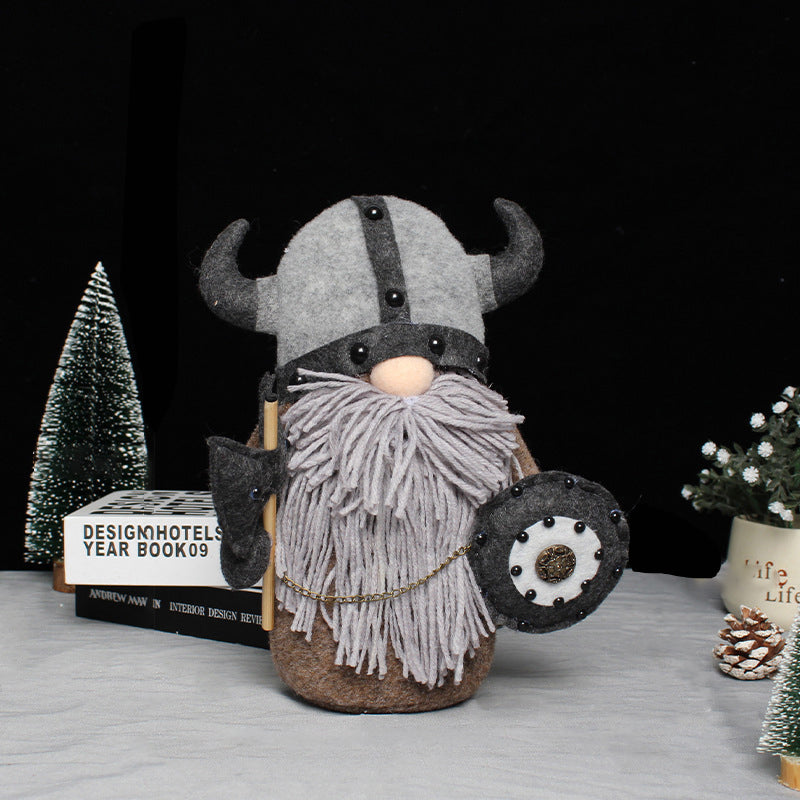 "Vikinga gnome krigare med ingefärsskägg och hornhjälm som dekoration i trädgård. Unique viking-style figurine."