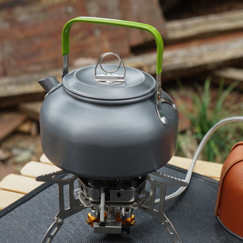 "Vindsäker camping gasbrännare, kompakt design, rostfritt stål, enkel tändning, stabil och perfekt för utomhusbruk."