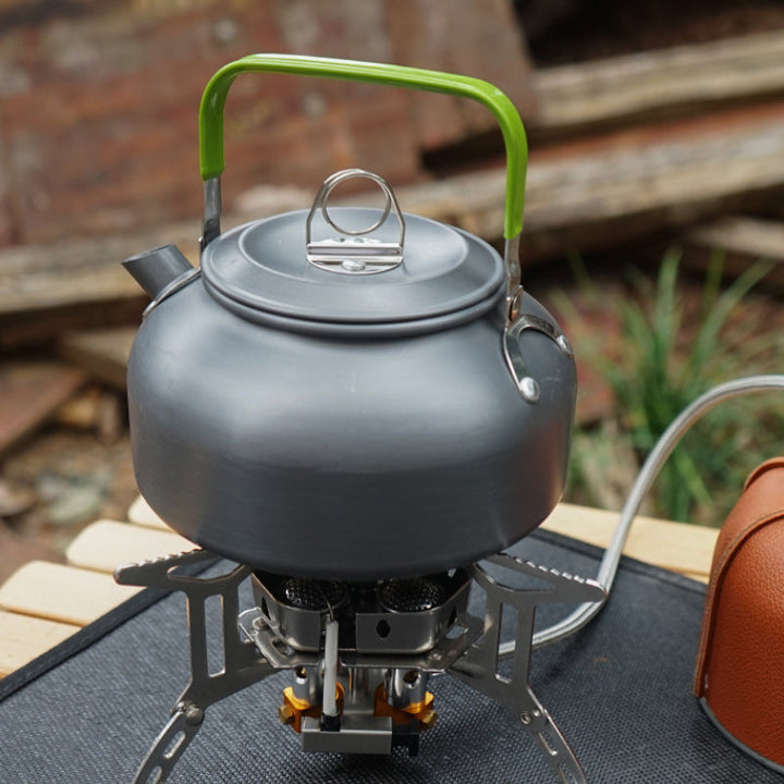 "Vindsäker camping gasbrännare, kompakt design, rostfritt stål, enkel tändning, stabil och perfekt för utomhusbruk."