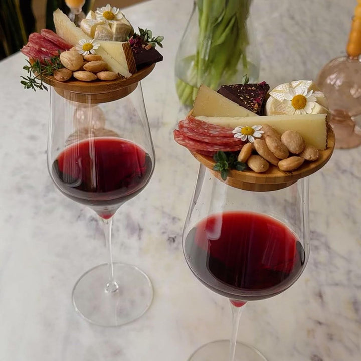 Vinglas charcuterie topping av bambu med elegant design, erbjuder yta för charkuteriskivor, förbättrar vinupplevelsen.
