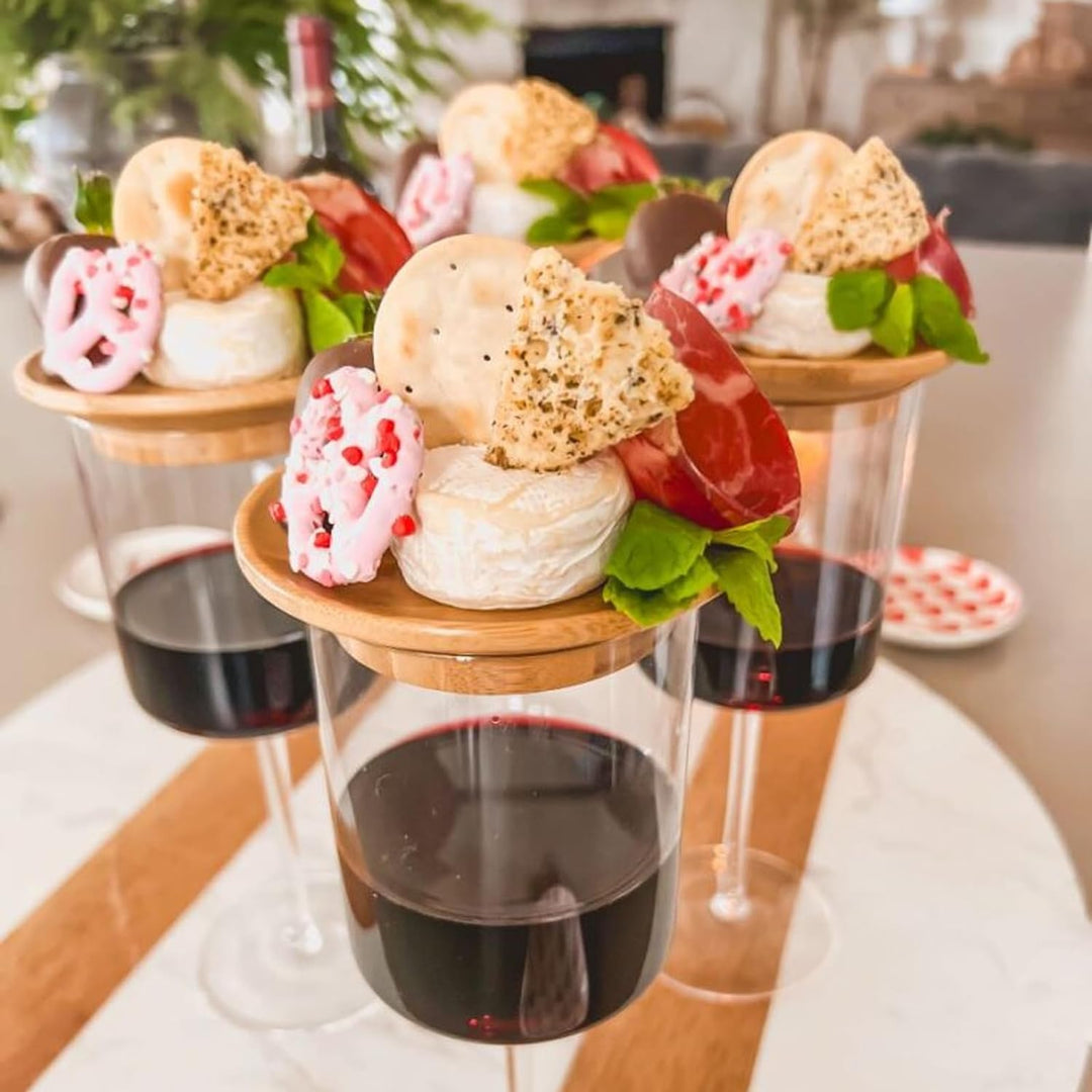 Vinglas charcuterie topping av bambu med elegant design, erbjuder yta för charkuteriskivor, förbättrar vinupplevelsen.