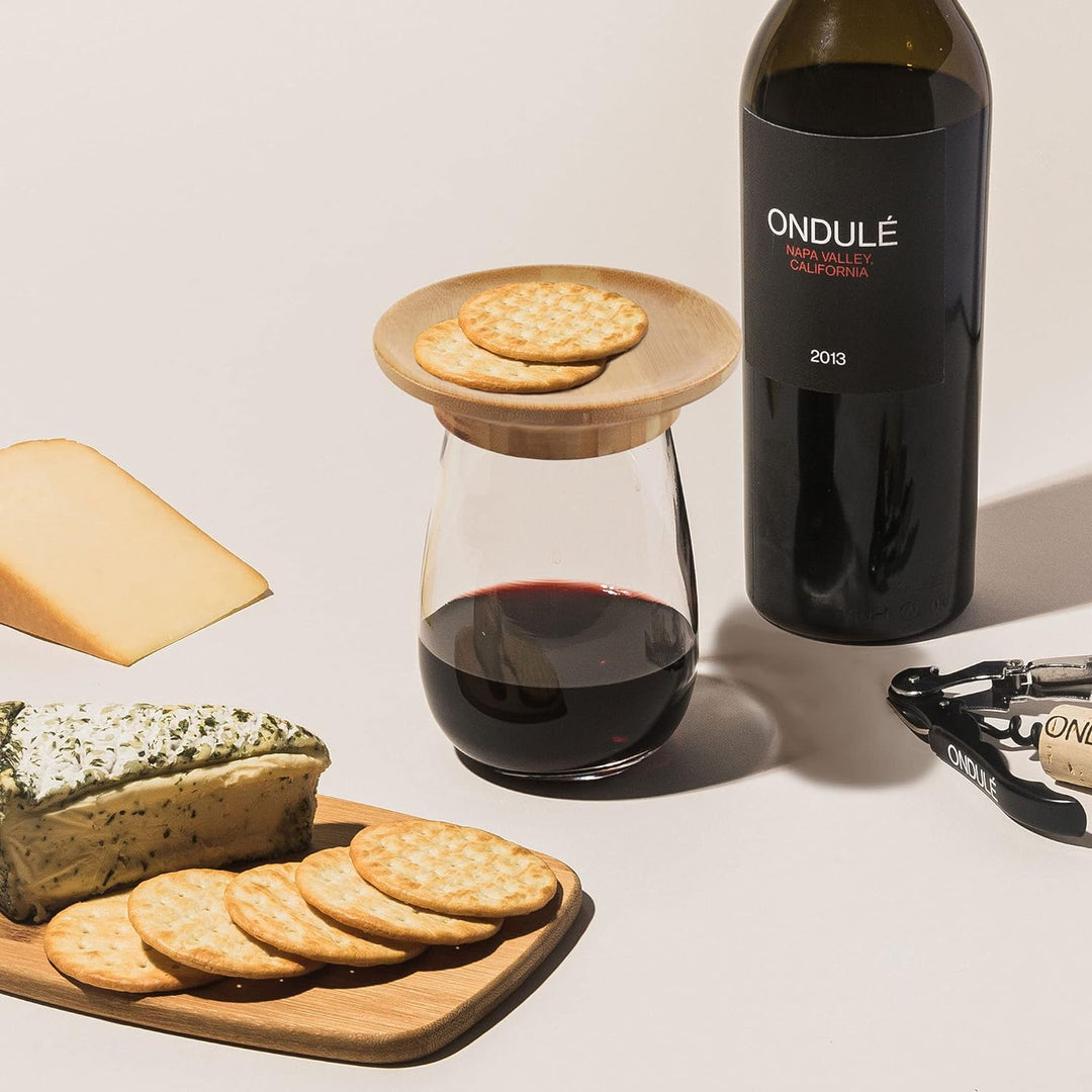 Vinglas charcuterie topping av bambu med elegant design, erbjuder yta för charkuteriskivor, förbättrar vinupplevelsen.