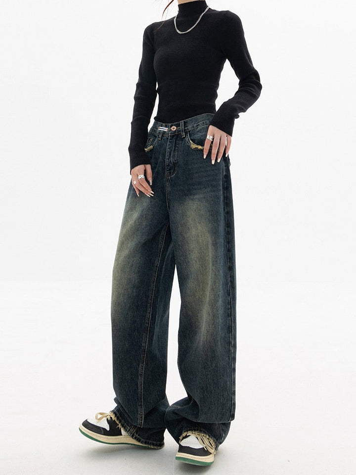 Moderna damjeans i vintage-stil, bekväma och löst sittande med hög midja.