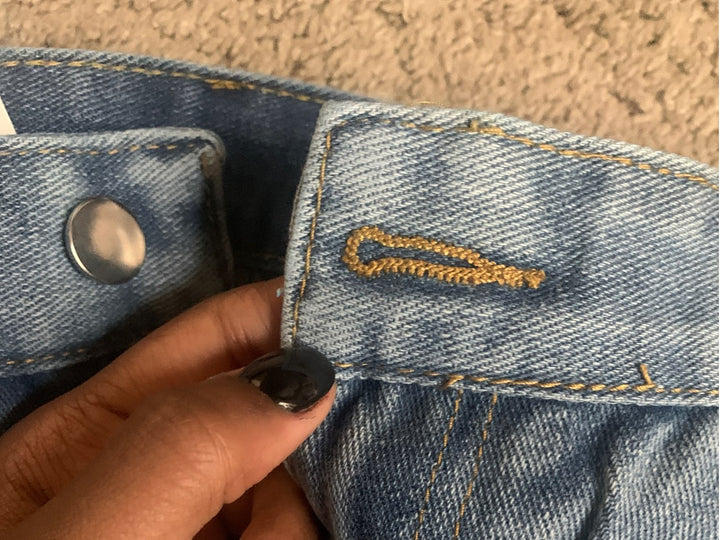 Trendiga baggy damjeans i vintage-stil, perfekta för en avslappnad och modern look.