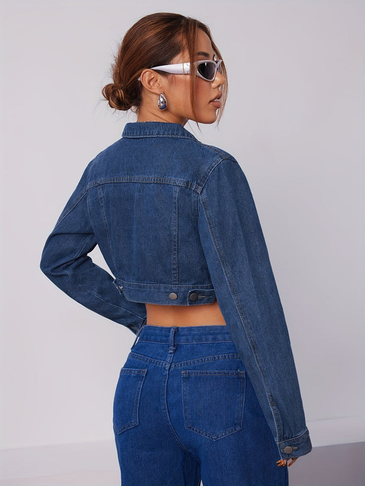 Figursydd damjeansjacka i vintage blå färg. Kort modell, idealisk för lager-på-lager och vår/höst.