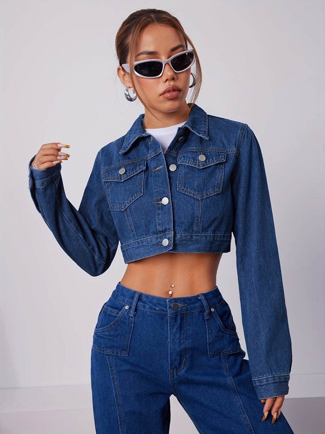 Damjacka i vintage blå denim, kort och figursydd modell. Trendig jeansjacka för våren.