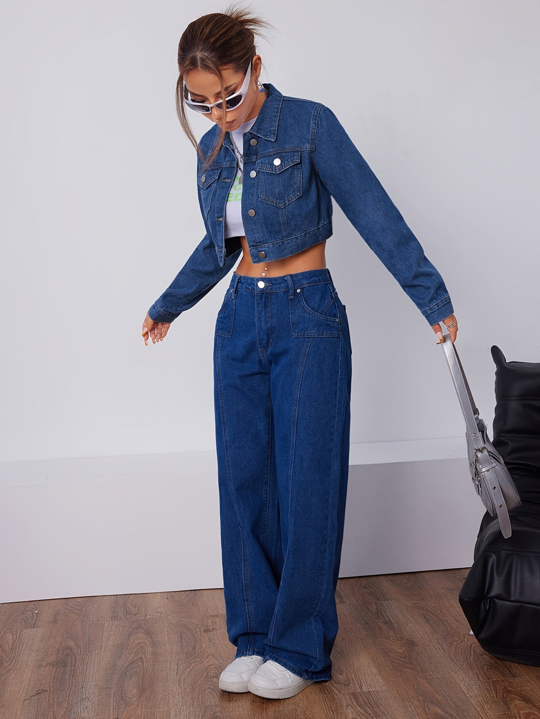 Kort figursydd dam jeansjacka i vintage blått. Perfekt vardagsstil som vår- eller höstjacka.