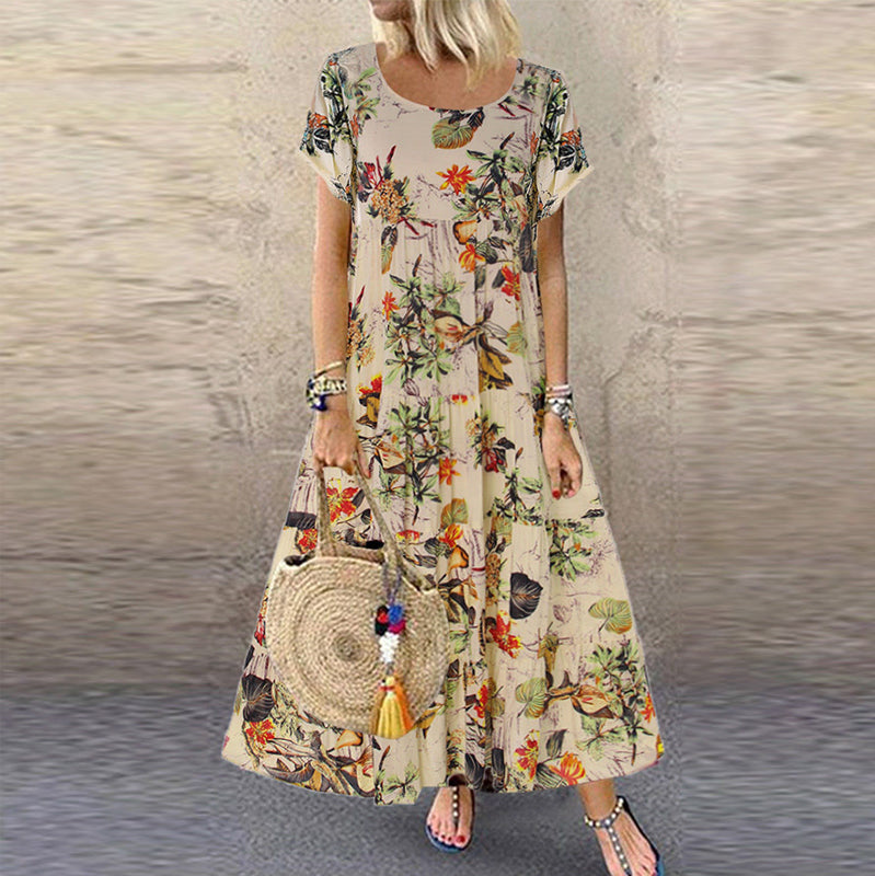 "Vintage damklänning med blommigt mönster, kort och ärmlös, bohemisk stil i blå och rosa toner, perfekt för sommarbruk."