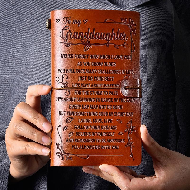 "Vintage graverad läderjournal med budskap, konstläderomslag, graverade citat, elegant design för inspiration och skrivande."