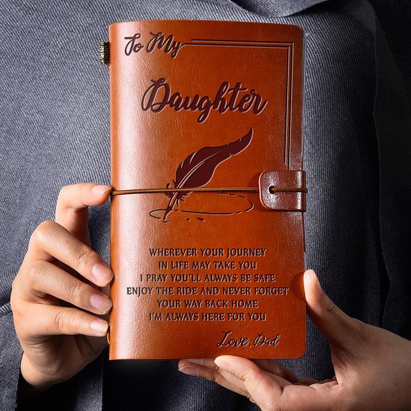 "Vintage graverad läderjournal med budskap, konstläderomslag, graverade citat, elegant design för inspiration och skrivande."