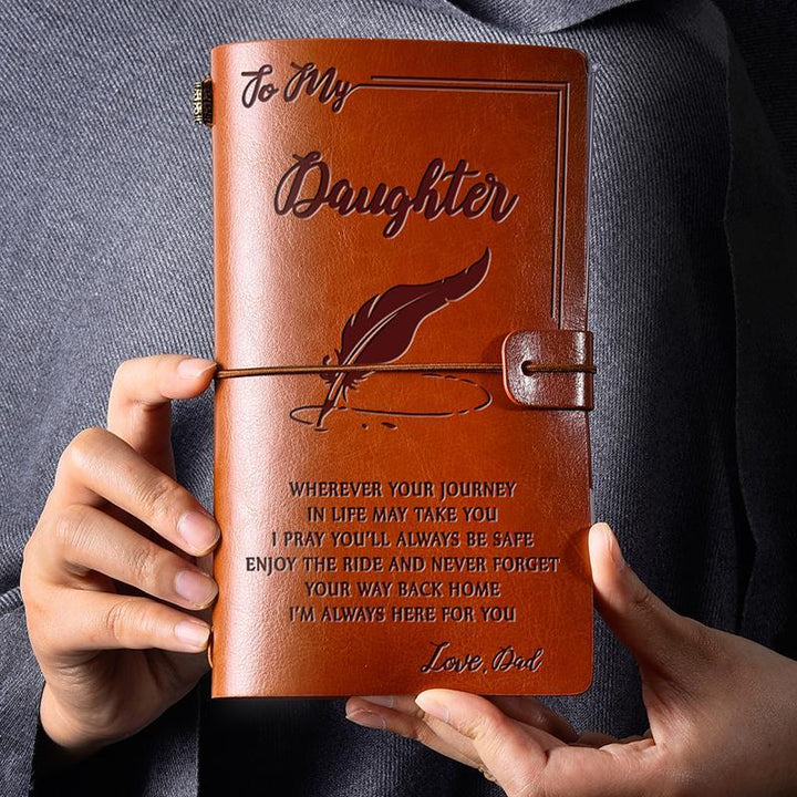 "Vintage graverad läderjournal med budskap, konstläderomslag, graverade citat, elegant design för inspiration och skrivande."