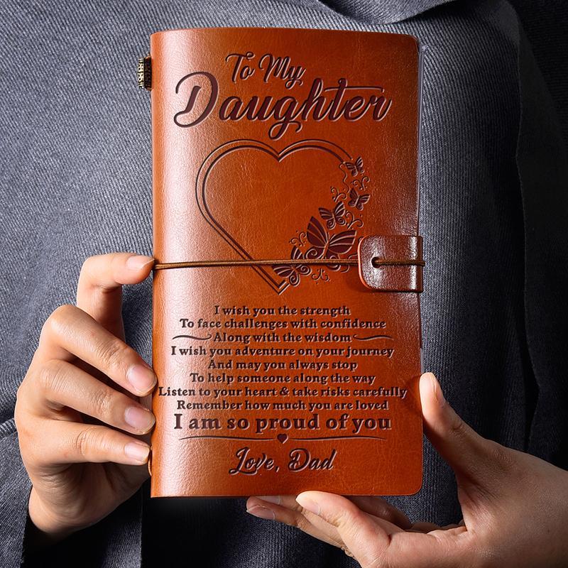 "Vintage graverad läderjournal med budskap, konstläderomslag, graverade citat, elegant design för inspiration och skrivande."