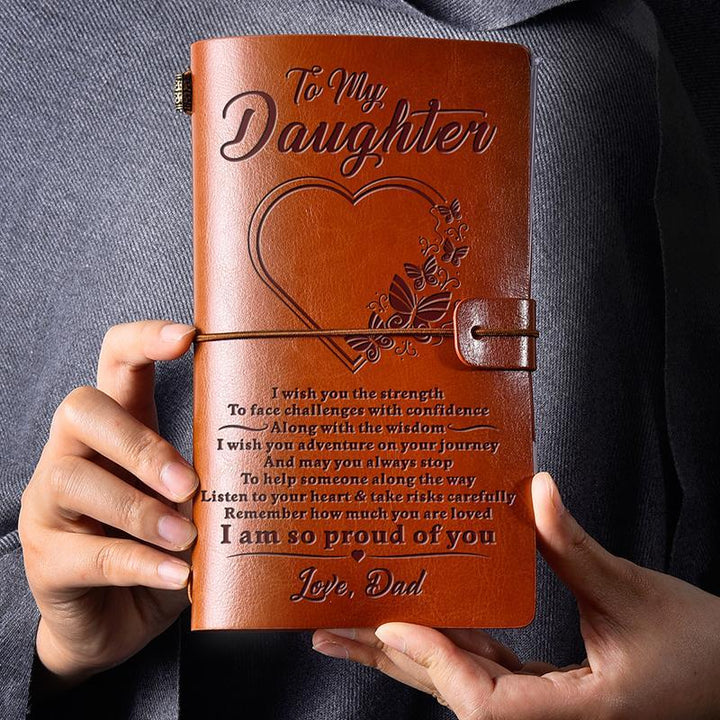 "Vintage graverad läderjournal med budskap, konstläderomslag, graverade citat, elegant design för inspiration och skrivande."
