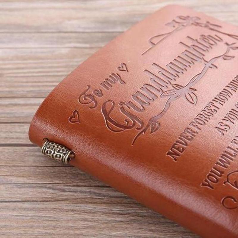 "Vintage graverad läderjournal med budskap, konstläderomslag, graverade citat, elegant design för inspiration och skrivande."