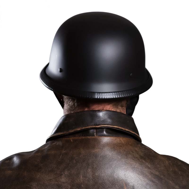 Klassisk vintage halvhjälm med praktiskt snabbspänne. Bekväm retro mc-hjälm, idealisk körutrustning.