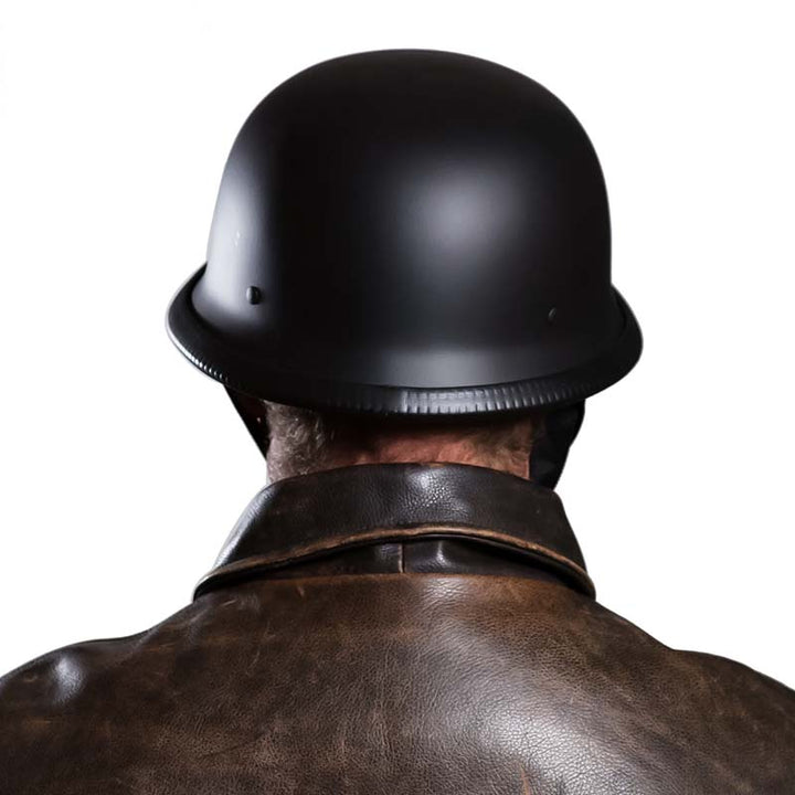 Klassisk vintage halvhjälm med praktiskt snabbspänne. Bekväm retro mc-hjälm, idealisk körutrustning.