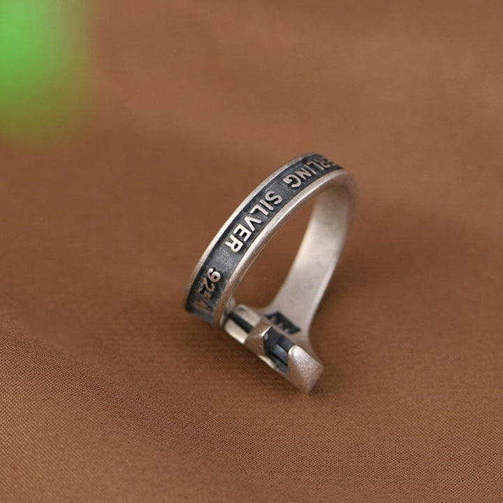 "Vintage justerbar skiftnyckelring i silver, antik finish, perfekt för verktygsälskare som uppskattar stil och funktionalitet