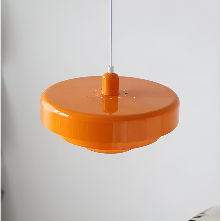 Skandinavisk vintage taklampa med energieffektiv LED-belysning. Stilren inredning, modern touch.