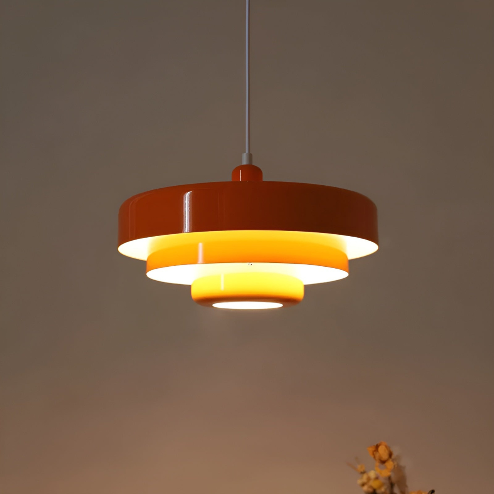 Närbild av vintage LED taklampa i borstad aluminium, dimbar belysning. Modern designlampa.