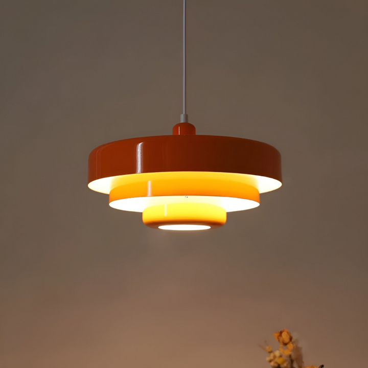 Närbild av vintage LED taklampa i borstad aluminium, dimbar belysning. Modern designlampa.