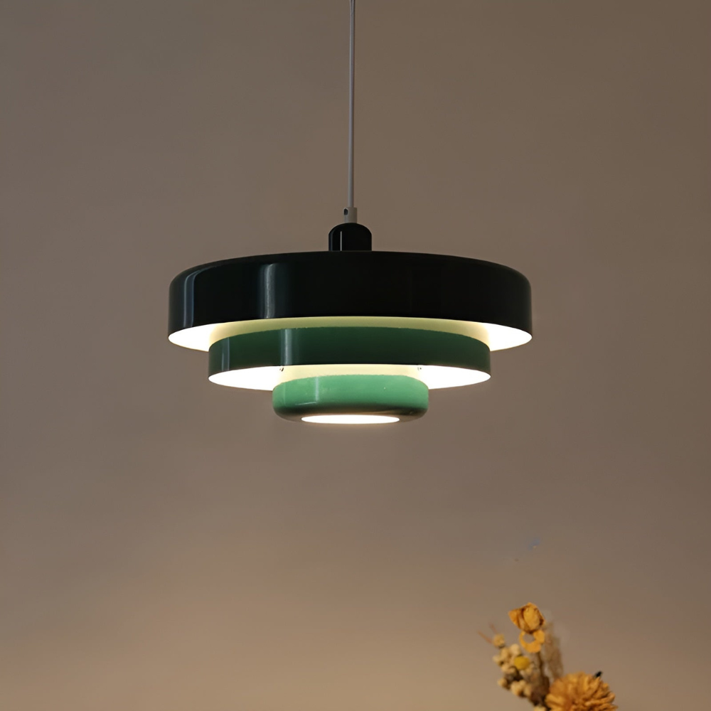 Vintage LED-taklampa som sprider varmt ljus. Skandinavisk design för takmontering. Belysning.