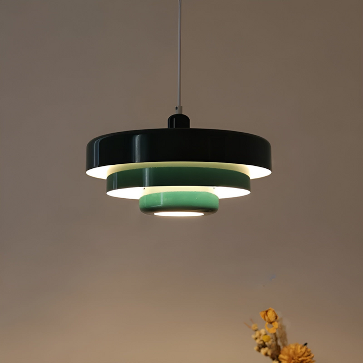 Vintage LED-taklampa som sprider varmt ljus. Skandinavisk design för takmontering. Belysning.