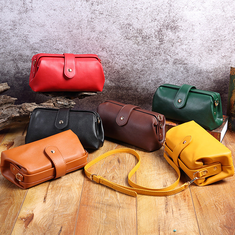 "Vintage Mini Crossbody-väska för damer med retro stil, mässingdetaljer, perfekt för daglig användning. Flera färgval."