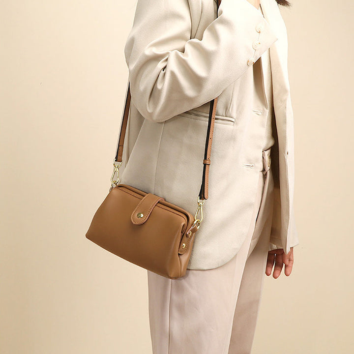 "Vintage Mini Crossbody-väska för damer med retro stil, mässingdetaljer, perfekt för daglig användning. Flera färgval."