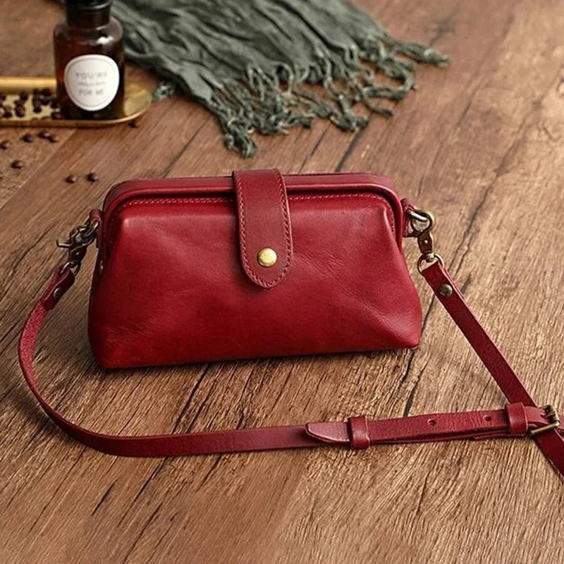 "Vintage Mini Crossbody-väska för damer med retro stil, mässingdetaljer, perfekt för daglig användning. Flera färgval."