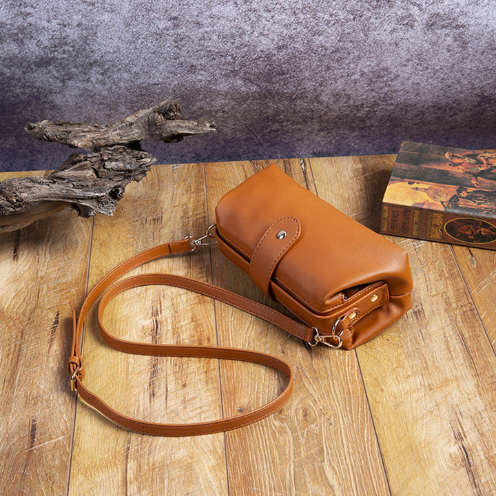 "Vintage Mini Crossbody-väska för damer med retro stil, mässingdetaljer, perfekt för daglig användning. Flera färgval."