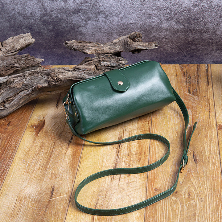 "Vintage Mini Crossbody-väska för damer med retro stil, mässingdetaljer, perfekt för daglig användning. Flera färgval."
