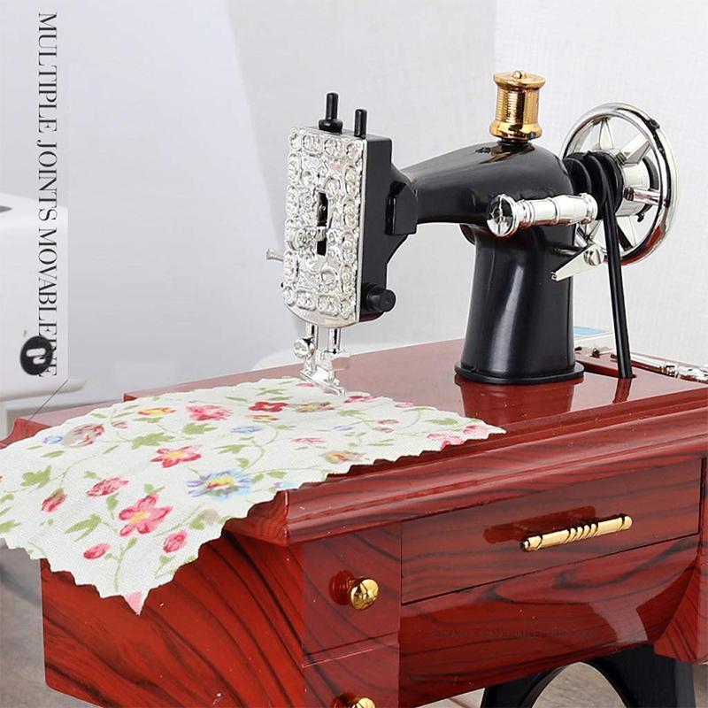 "Vintage mini symaskin musiklåda i klassisk design, perfekt presentidé med glansig yta och handvev för charmig musik."