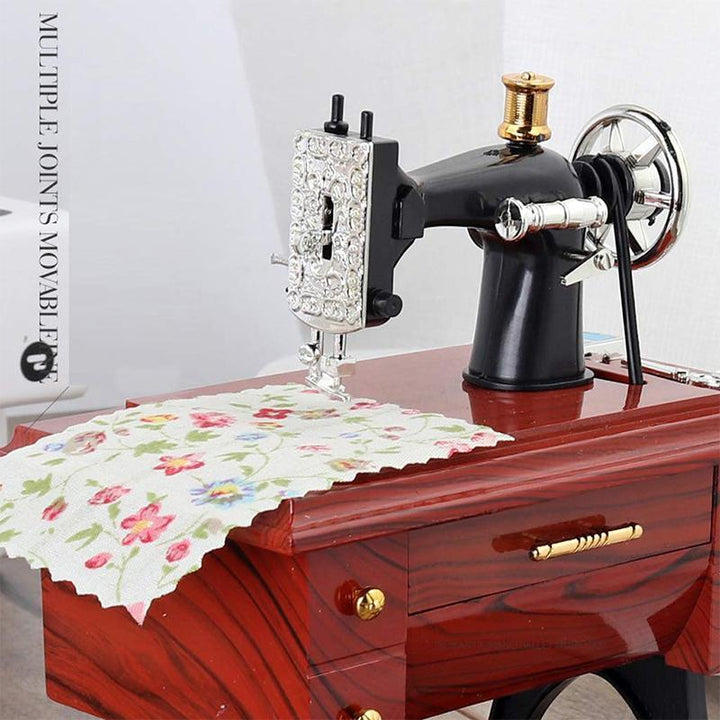 "Vintage mini symaskin musiklåda i klassisk design, perfekt presentidé med glansig yta och handvev för charmig musik."
