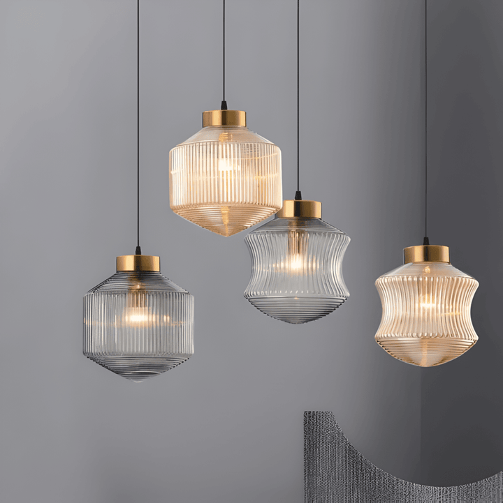 Vintage räfflad glaspendellampa i bärnsten, elegant belysning för vardagsrummet.