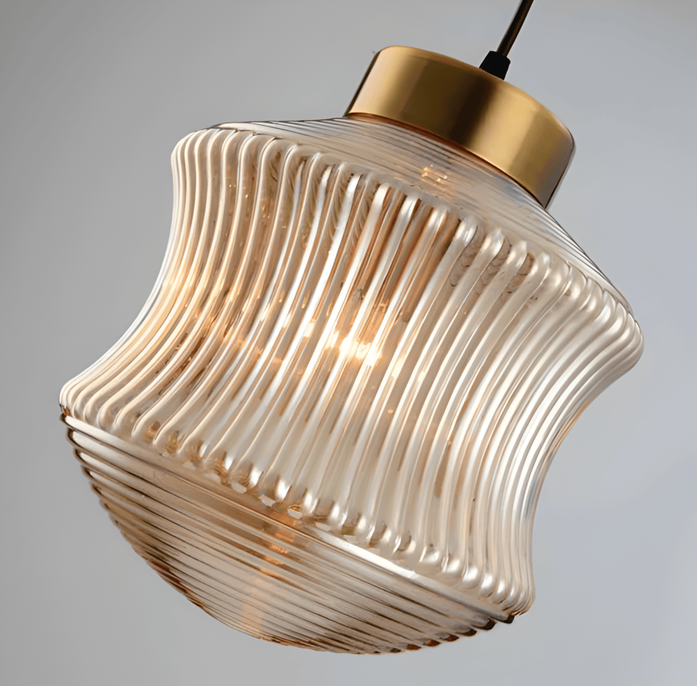 Designad rökgrå taklampa i räfflat glas, elegant detalj för varje rum.