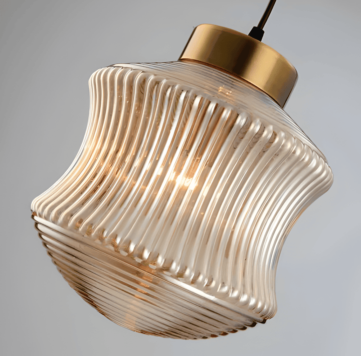 Designad rökgrå taklampa i räfflat glas, elegant detalj för varje rum.