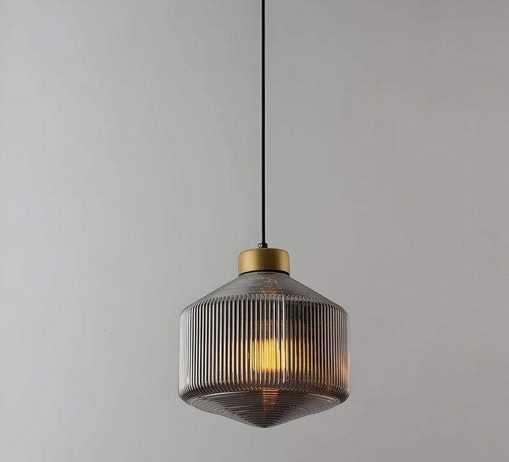 Bärnstensfärgad pendellampa, räfflat glas, klassisk och modern belysning.