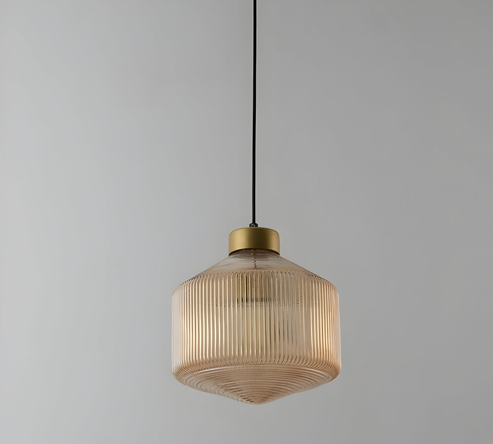 Elegant bärnstensfärgad räfflad glastaklampa, för en sofistikerad inredning.
