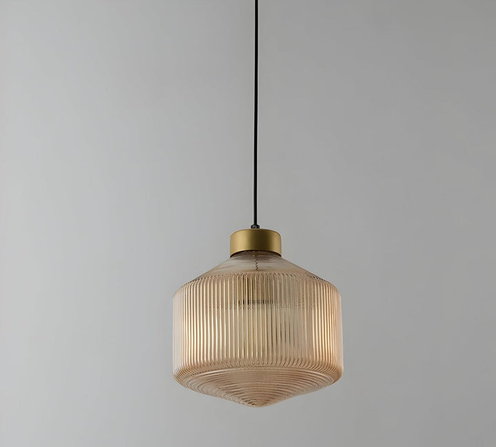 Elegant bärnstensfärgad räfflad glastaklampa, för en sofistikerad inredning.