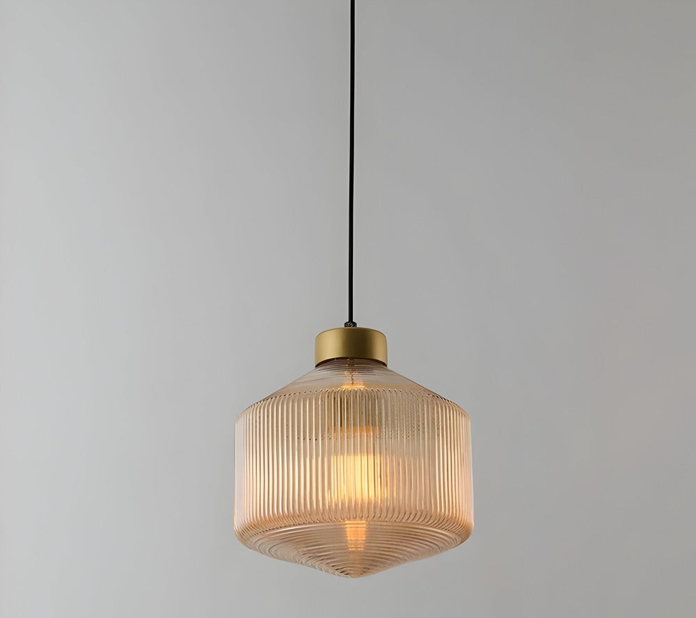 Stilren rökgrå pendellampa med räfflat glas, modern känsla för matsalen.