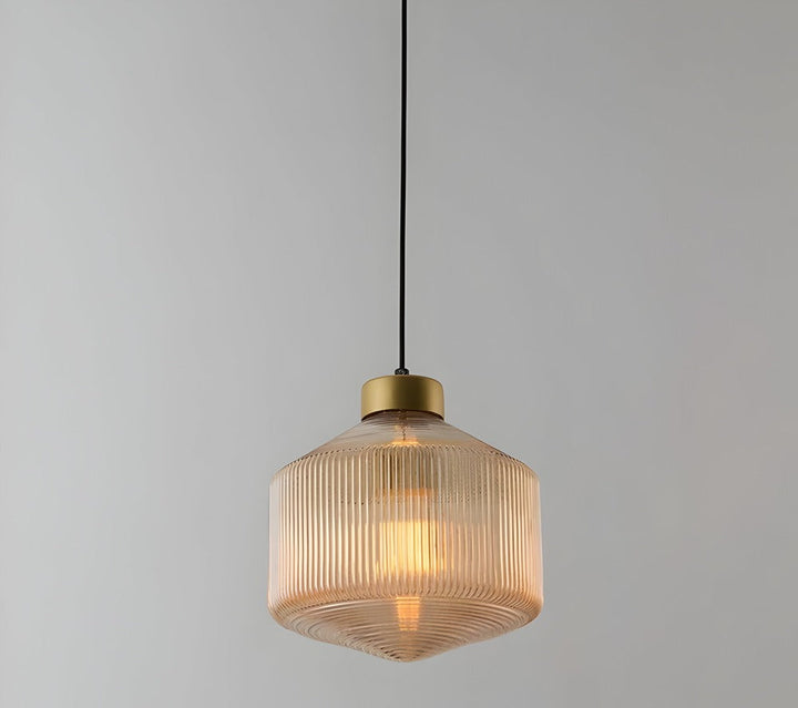 Stilren rökgrå pendellampa med räfflat glas, modern känsla för matsalen.