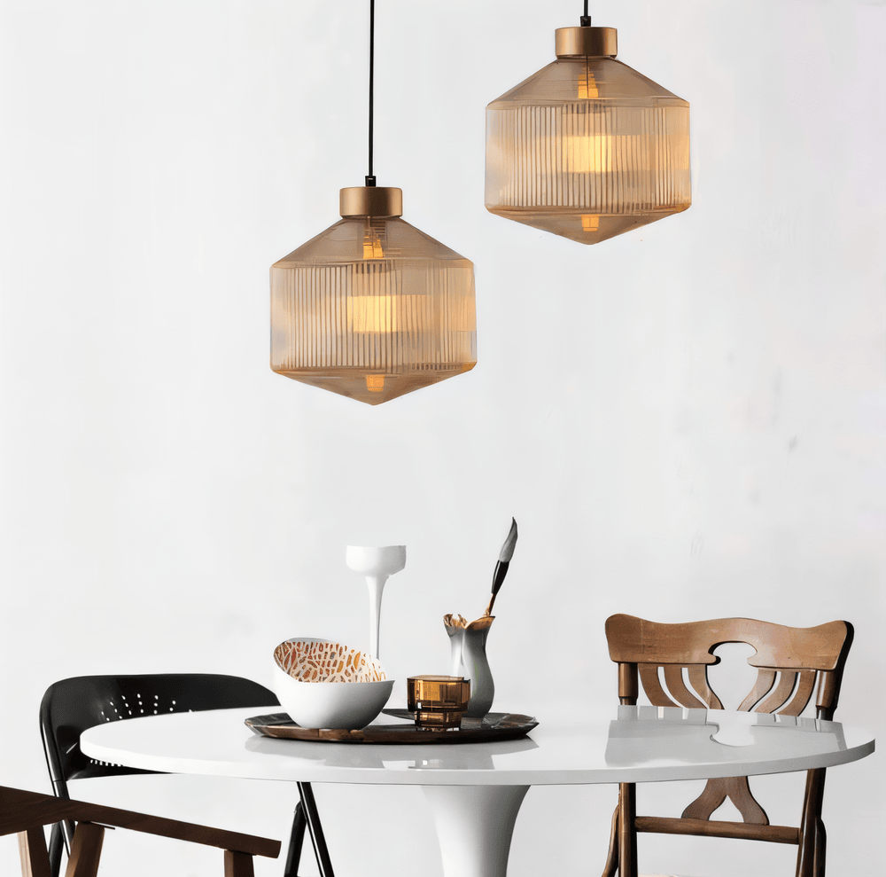Rökgrå räfflad taklampa i glas, modern design med retrokänsla för matsalen.