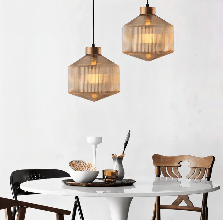 Rökgrå räfflad taklampa i glas, modern design med retrokänsla för matsalen.