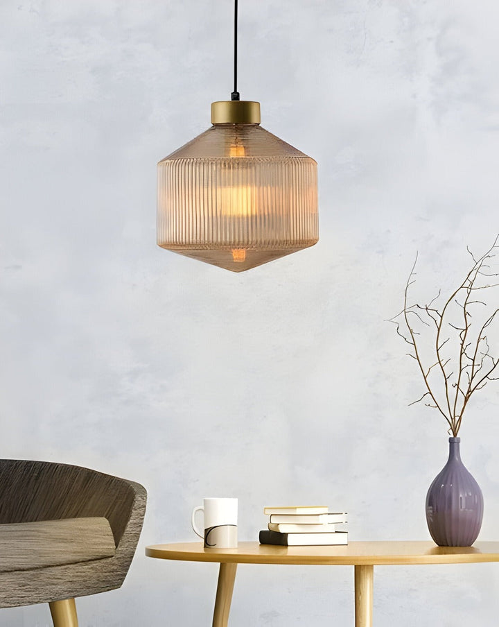 Bärnstensfärgad räfflad glaslampa, vintage stil, perfekt som designlampa i sovrum.